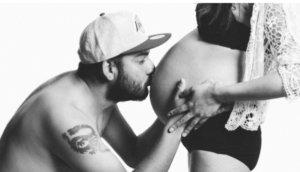 Dad kissing partners pregnant belly